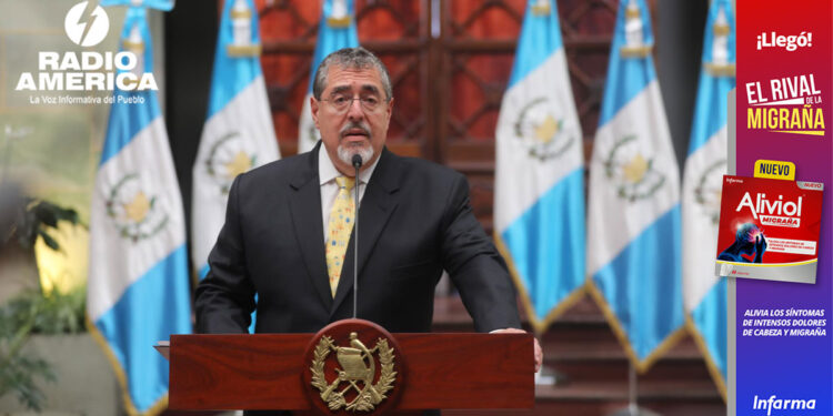 El presidente de Guatemala encuentra micrófonos en su despacho