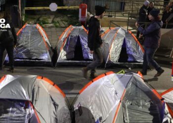 Las familias de rehenes en Gaza irrumpen una reunión del Parlamento israelí en protesta