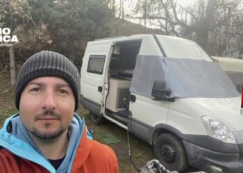 Subida de alquileres en España obliga a familias enteras a “acomodarse” en campings y en una sola habitación