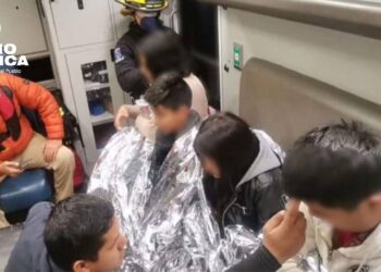 Agentes mexicanos rescatan a mujer y 4 hijos con hipotermia tras pasar horas en río Bravo