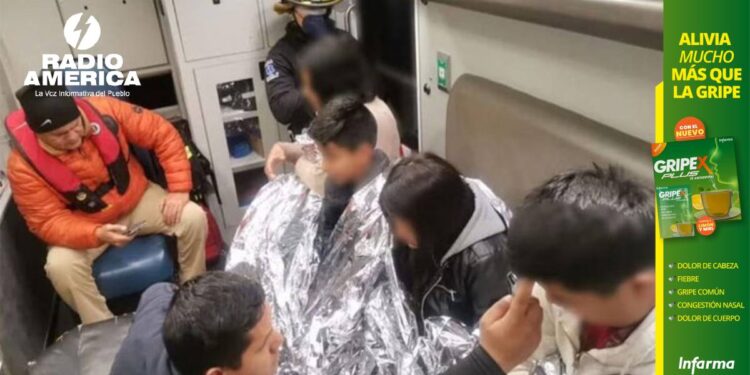 Agentes mexicanos rescatan a mujer y 4 hijos con hipotermia tras pasar horas en río Bravo