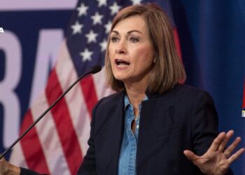Gobernadora de Iowa (EE.UU.) firma ley para arrestar a inmigrantes previamente deportados