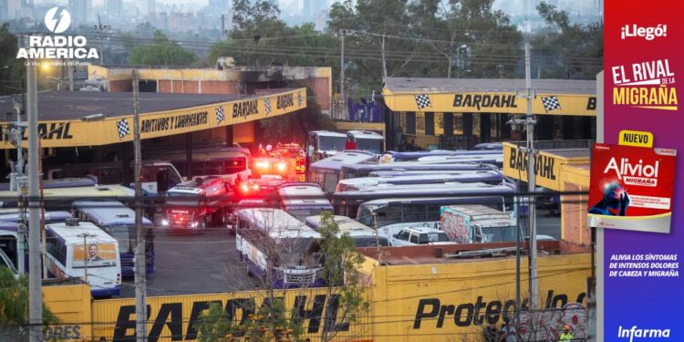 Tres muertos deja el desplome de un helicóptero privado en el sur de la Ciudad de México