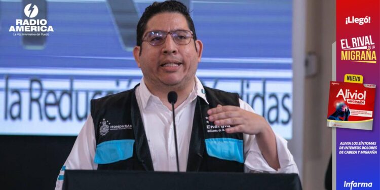 Erick Tejada: "No hubo contratación directa sino que se renegociaron múltiples contratos para bajar el costo de la energía"