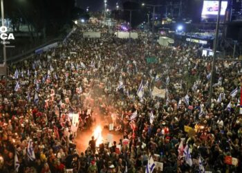Miles de israelíes piden por segunda noche consecutiva la salida de Netanyahu y elecciones