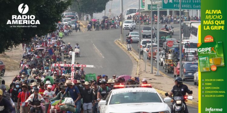 Caravana de 600 migrantes que avanza pese al calor por el sur de México llega a Oaxaca