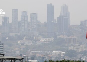Aeropuerto Toncontín permanece cerrado por poca visibilidad a causa de capa de humo