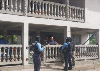 Policía Nacional interviene aldea Crique, Las Marías en Tela para recabar información sobre desaparecidos en el sector