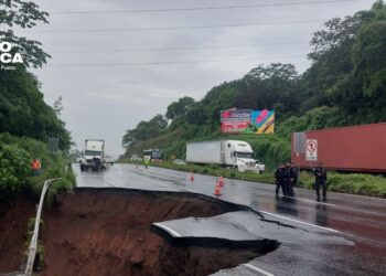 Lluvias provocan hundimiento en una carretera fronteriza entre Guatemala y El Salvador
