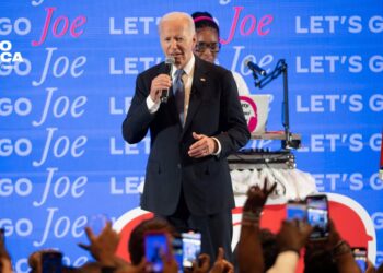 El plan de Biden para salir de la crisis: aparentar normalidad y poner el foco en Trump