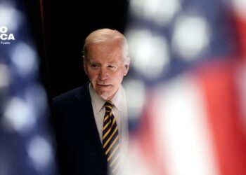 La jefa de campaña admite que Biden ha perdido apoyos pero que seguirá en la carrera