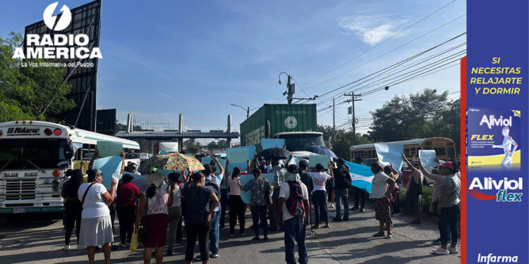 Pacientes renales bloquean varias ciudades de Honduras denunciando contratación directa “amañada”