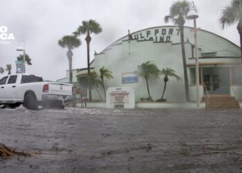 Un muerto, apagones y retrasos de vuelos deja en EE.UU. el huracán Debby