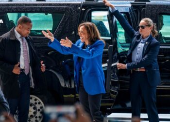 Kamala Harris aventaja ligeramente a Donald Trump, según varias encuestas