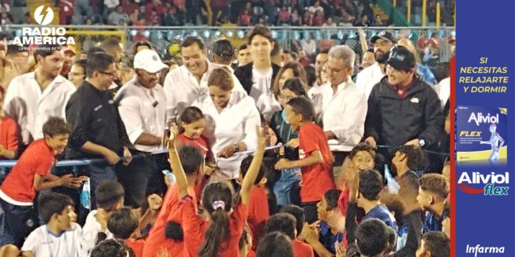 Presidenta Xiomara Castro y comisionado Mario Moncada inauguran segunda cancha híbrida en Honduras