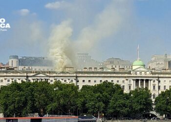 70 bomberos atienden incendio en emblemático edificio de Londres a la orilla del Támesis