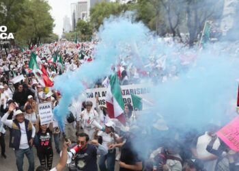 Trabajadores estudiantes y opositores marchan en México contra reforma judicial