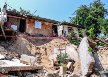 El huracán John desplaza a cientos de familias en el puerto mexicano de Acapulco