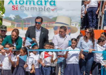 Presidenta Castro inaugura escuela y aprovecha para pedir el lector de huellas en las primarias