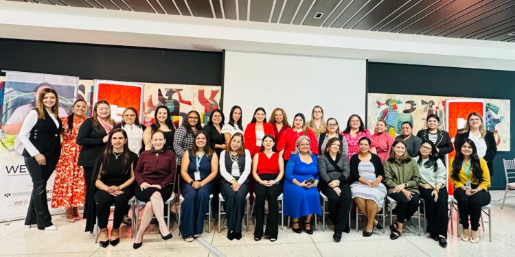 28 mujeres emprendedoras finalizan capacitación organizada por Banco Atlántida y Voces Vitales.