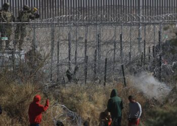 Agentes estadounidenses disparan bolas de pimienta a migrantes en frontera norte de México