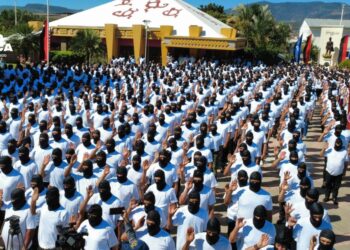 Nicaragua juramenta a miles de policías voluntarios con los rostros cubiertos con capucha