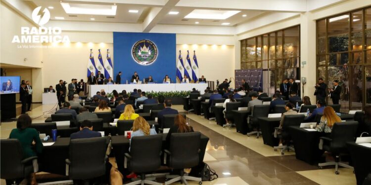 El Congreso salvadoreño aprueba reforma constitucional que elimina financiación a partidos