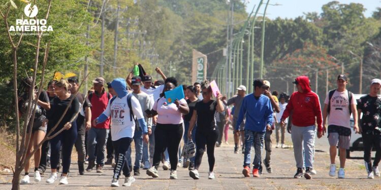 Migrantes batallan para volver a sus países o quedarse en México tras la llegada de Trump