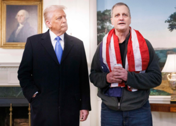 Trump recibe en la Casa Blanca al estadounidense liberado por Rusia: «Bienvenido a casa»