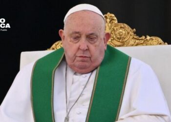 El papa Francisco mejora, pero «no está fuera de peligro»