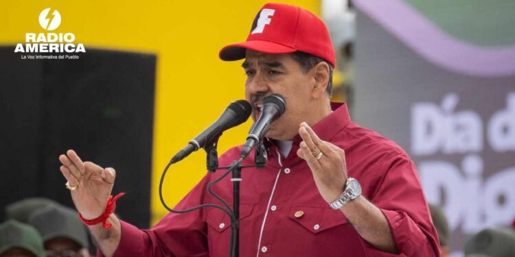 Maduro ordena incrementar los vuelos de retorno a Venezuela de migrantes detenidos en EEUU