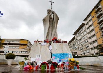 La estatua del papa Juan Pablo II en la entrada de la clínica Gemeli, donde el papa Francisco permanece hospitalizado