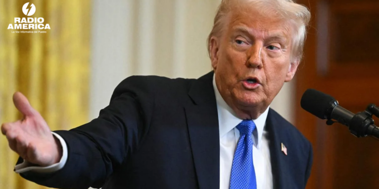 Trump ordena el desmantelamiento de siete agencias, entre ellas la Voz de América