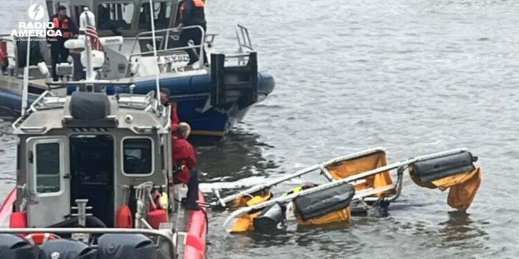 Seis españoles muertos al caer helicóptero en río Hudson de Nueva York, según alcalde