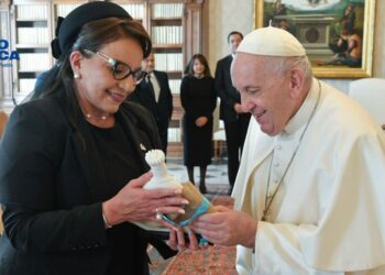 La presidenta de Honduras asistirá al funeral del papa Francisco
