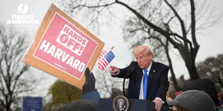 Trump recrudece críticas a Harvard y dice que «ya no debería recibir fondos federales»