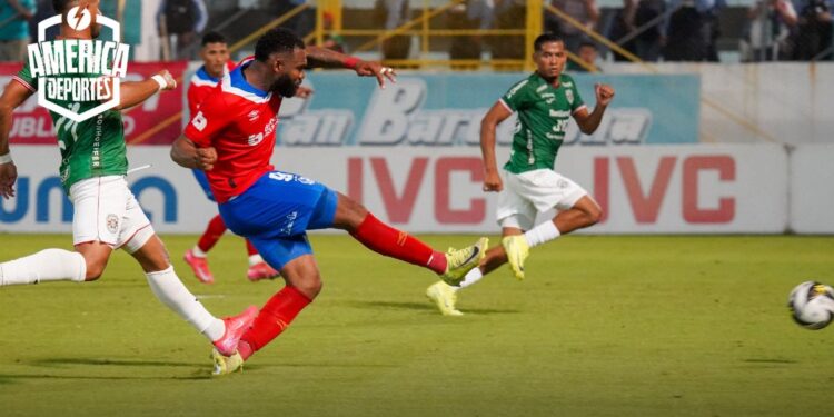 Olimpia le arrebata el primer lugar a Real España