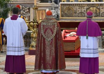 El camarlengo presidirá el viernes el cierre del féretro del papa y su entierro, el sábado