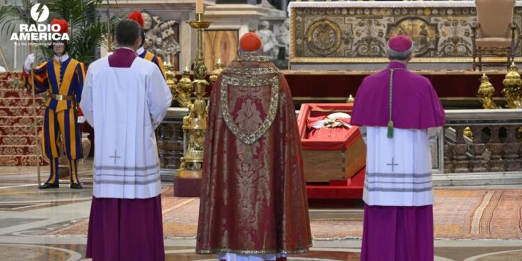 El camarlengo presidirá el viernes el cierre del féretro del papa y su entierro, el sábado