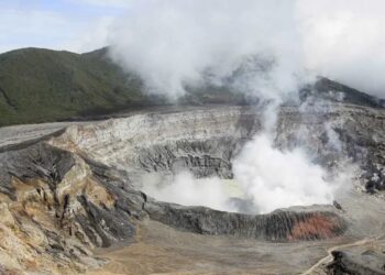 Costa Rica eleva las alertas por aumento de actividad y caída de ceniza del volcán Poás