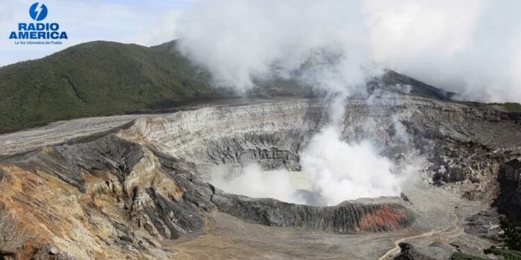 Costa Rica eleva las alertas por aumento de actividad y caída de ceniza del volcán Poás