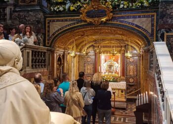 La tumba de Francisco estará en el suelo y en ella se reproducirá su crucifijo pectoral