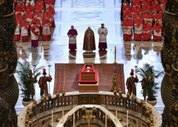 La capilla ardiente del papa concluye para proceder a la ceremonia del cierre del féretro