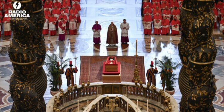 La capilla ardiente del papa concluye para proceder a la ceremonia del cierre del féretro