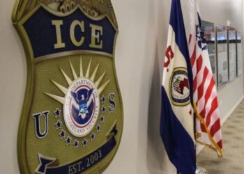 Juez federal dice que una ciudadana estadounidense de 2 años fue deportada con su madre a Honduras