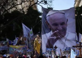 Argentina despide a Francisco con una emotiva misa ante miles de personas en la catedral