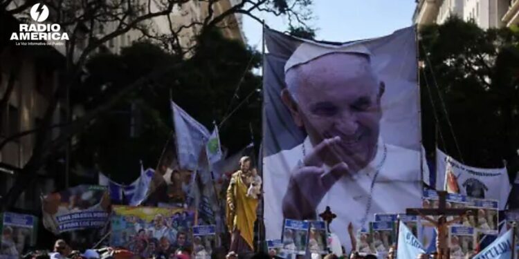 Argentina despide a Francisco con una emotiva misa ante miles de personas en la catedral