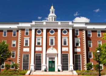 Harvard cede ante presiones de Trump y cambia el nombre de su departamento de diversidad