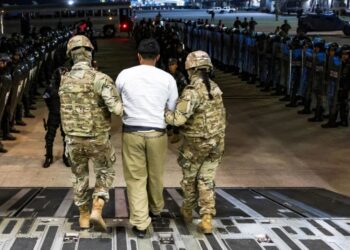 El gobierno de Trump propuso enviar hasta 500 presuntos pandilleros venezolanos durante las negociaciones para utilizar la mega prisión de El Salvador