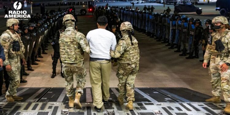 El gobierno de Trump propuso enviar hasta 500 presuntos pandilleros venezolanos durante las negociaciones para utilizar la mega prisión de El Salvador